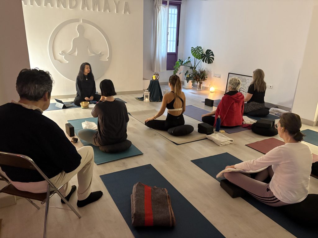 Yoga Anandamaya Madrid clases para principiantes
